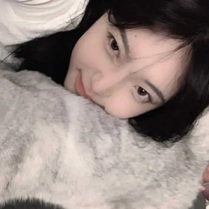给小酒馆女子喝高杯酒